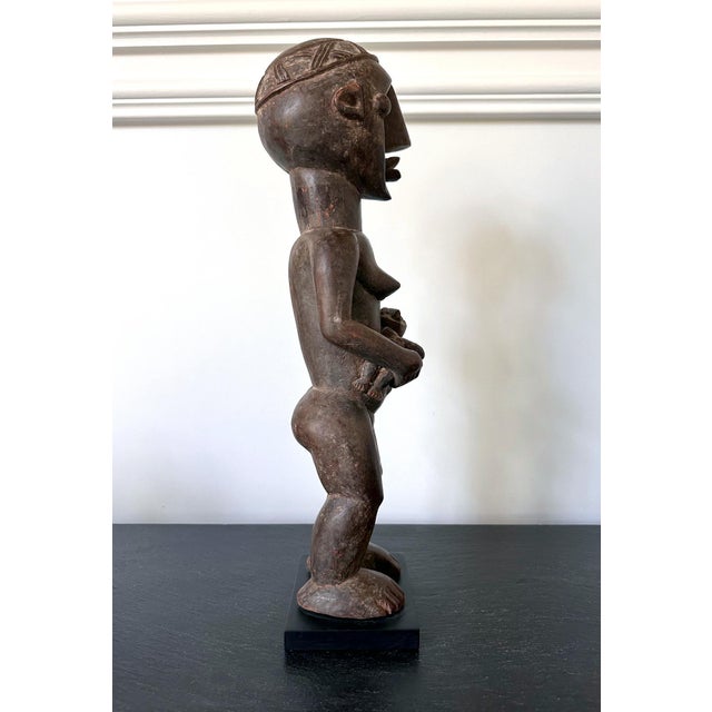 Brown Lwalwa Mother Figure Holding Baby DR Congo Africa with Provenance For Sale - Image 8 of 18