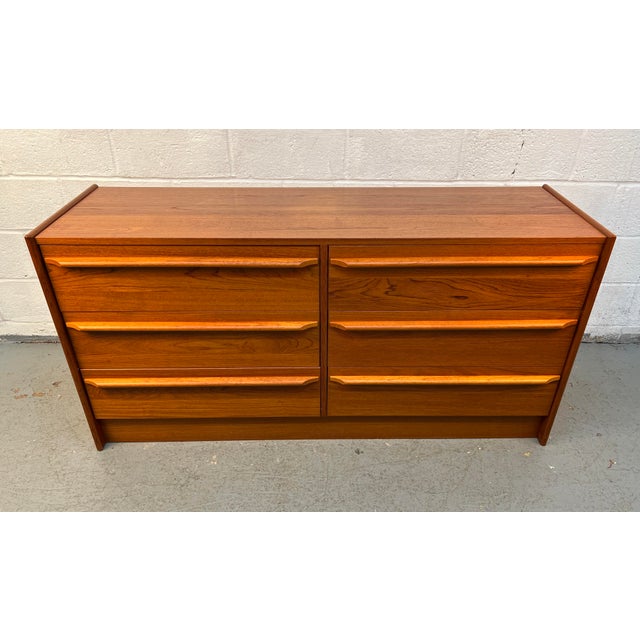 Vintage Danish Six-Drawer Teak Dresser W/ Sculpted Handles For Sale - Image 4 of 11