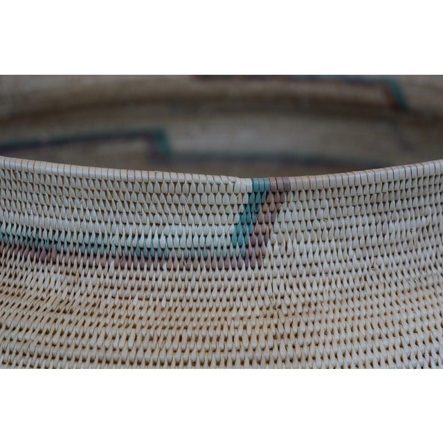 Late 20th Century Shalimar Collection Attributed Hand Woven Palm Leaf Basket Urn Hamper Southwestern For Sale - Image 4 of 10