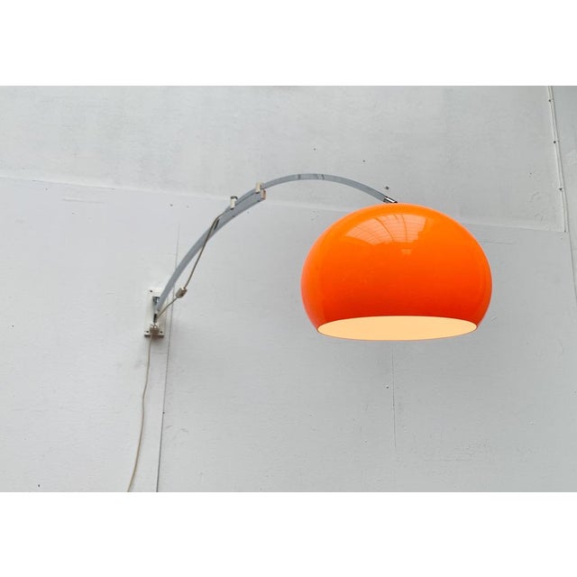 Imposing space age arche lamp. the classic shade in orange is striking. It is white on the inside, so that the luminaire...