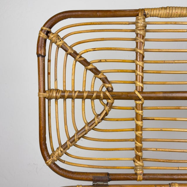Vintage rattan basket, made in Italy in the 1950s. The vintage rattan basket is in good vintage condition. Dimensions:...