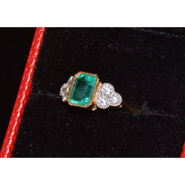 Gia Certified Natural 2.20cts vs F Diamond Emerald 18k Gold Dinner Ring, Size 6.5 For Sale - Image 10 of 13