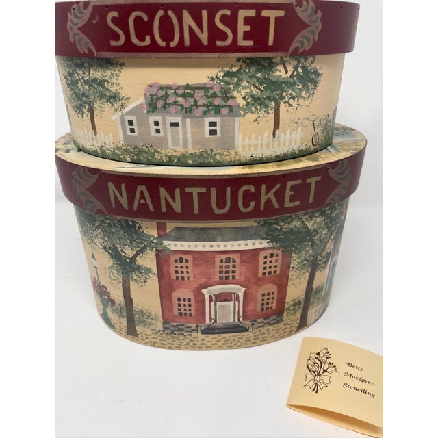 Rare Graduated Pair of 1992 Signed Betty MacLaren Nantucket Boxes – Black Lamb Exclusives For Sale - Image 16 of 16