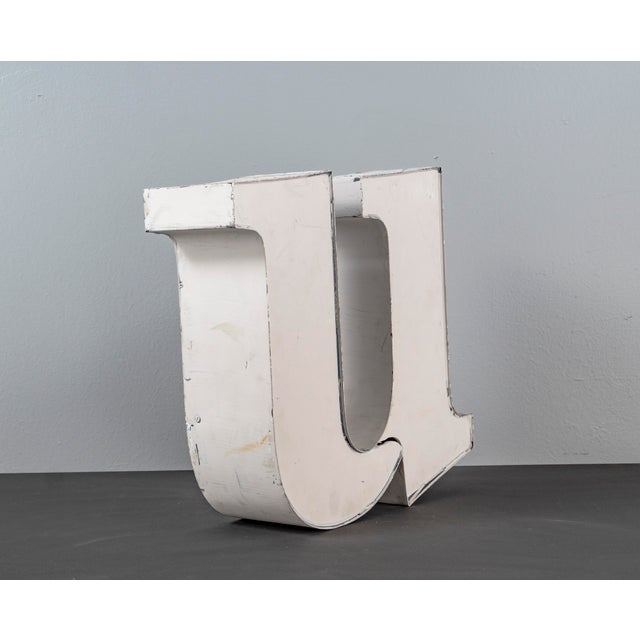 Large illuminated letter U in serif font from the 1970s. This book stand was part of a large neon sign for the aachen...