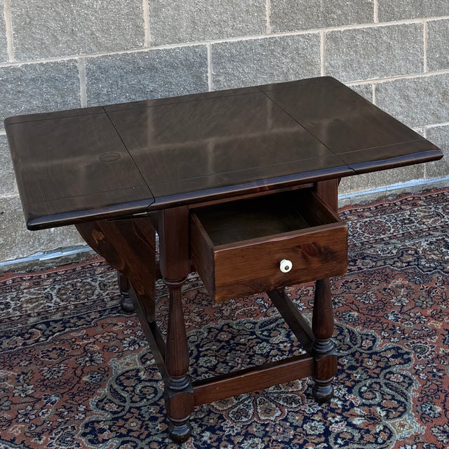 Ethan Allen 1980s Ethan Allen Old Tavern Antiqued Pine Rustic Traditional Drop Leaf Side Table With Drawer 12-8036 For Sale - Image 4 of 16