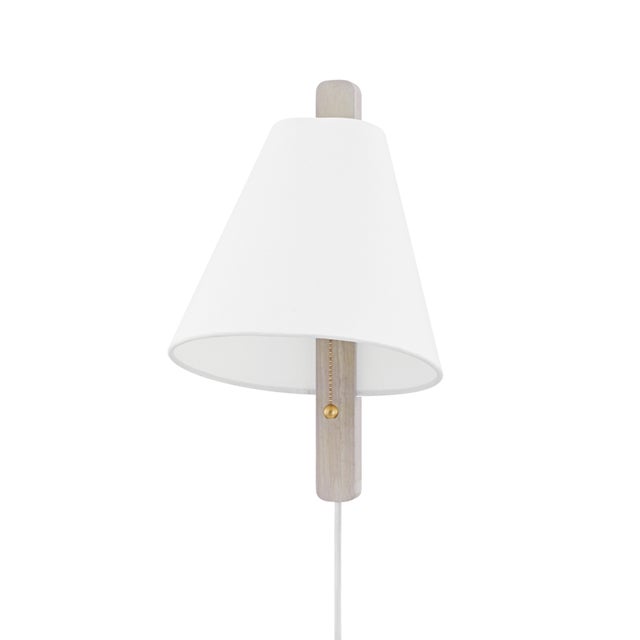 Ellen is fresh, fun and functional. A recognizable shade silhouette in linen is set slightly pitched, drawing the eye...