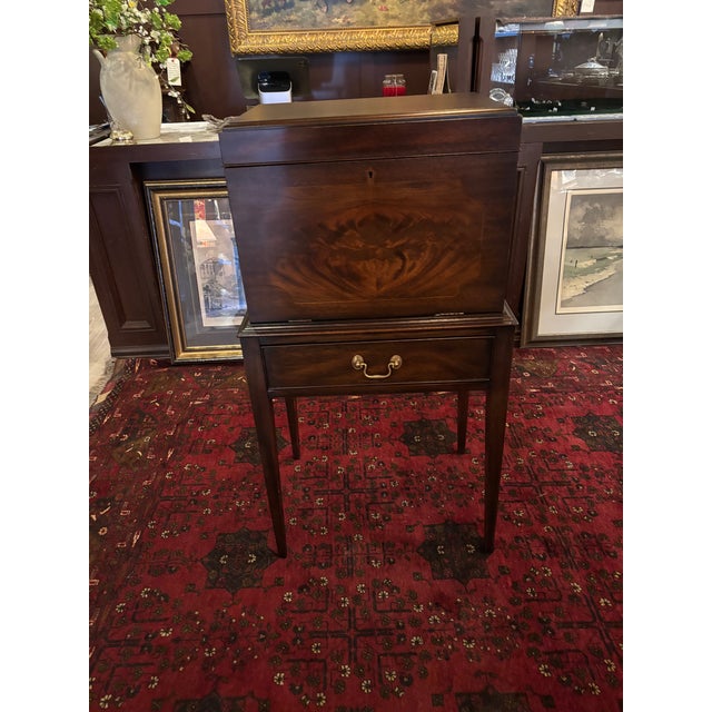 1960s Henkel Harris Solid Mahogany Federal Style Liquor Cabinet / Cellarette [Lj] For Sale - Image 9 of 9