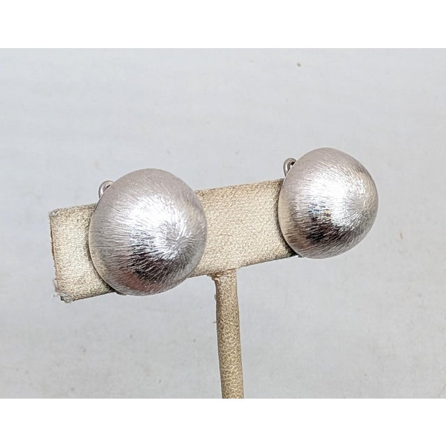Mid-Century Modern Vintage 1960s Signed Napier Round Domed Florentine Finish Clip Earrings- 2 Pieces For Sale - Image 3 of 9