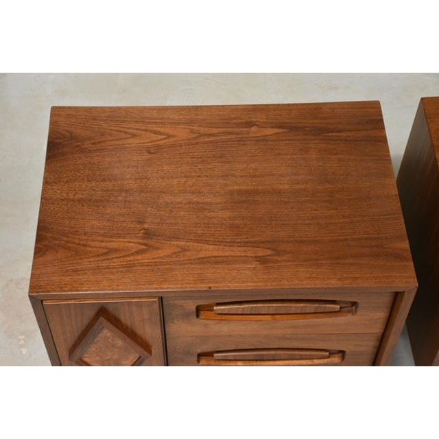 1960s Pair of Refinished Walnut and Burl Nightstands by Young Manufacturing - A Pair For Sale - Image 10 of 10