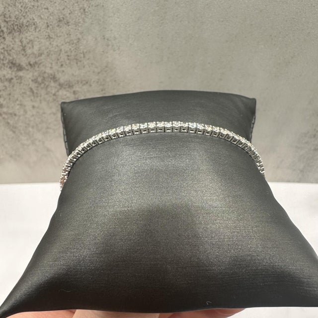 This elegant natural diamond tennis bracelet in 14kt white gold features 2.80 carats total weight of GH SI2–I1 round...