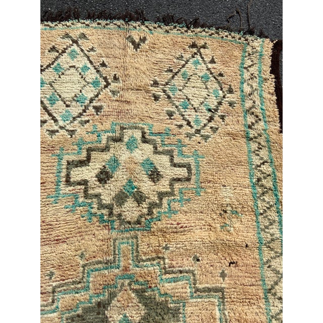 Moroccan Artist 1970s Boho Chic Moroccan Boujaad Rug- 5′3″ × 11′10″ For Sale - Image 4 of 7