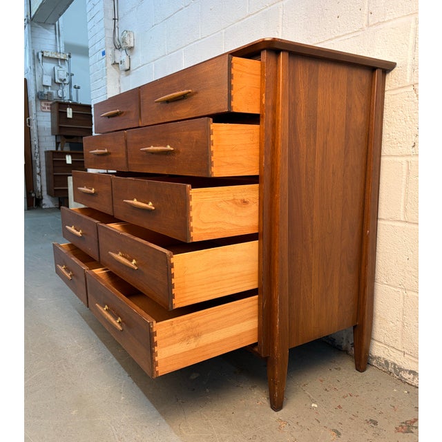 Mid 20th Century Ten Drawer Walnut Dresser by Davis Cabinet Company For Sale In New York - Image 6 of 13