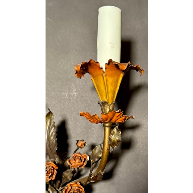 Early 20th Century Attributed to Edward F. Caldwell & Co. Pair of Painted Tole Floral Wall Sconces For Sale In New York - Image 6 of 8