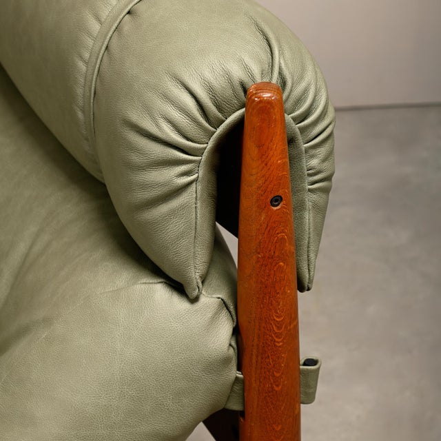 Set of Oak and Leather Lounge Chair in the style of Sergio Rodrigues and Jean Gillon, 1960s For Sale - Image 12 of 18
