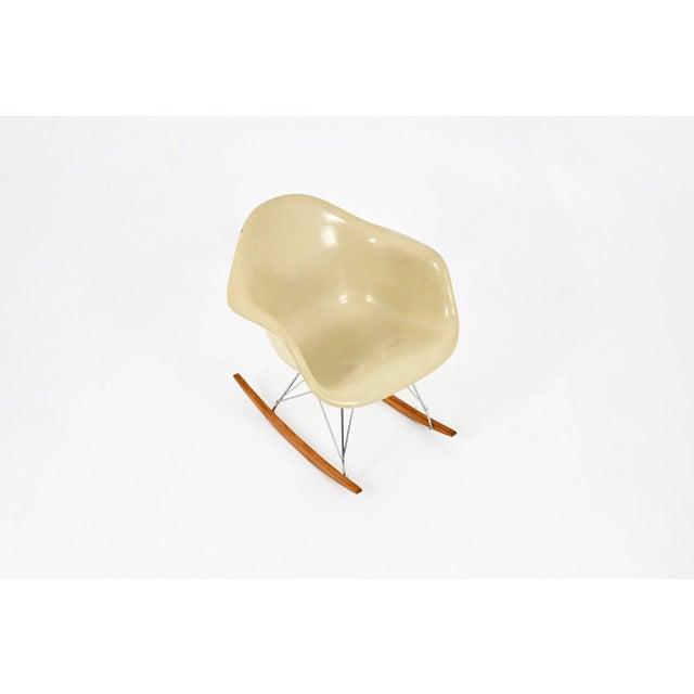 Fiberglass rocking chair. Herman Miller stamped on the underside. Seat height: 40 cm. Wear due to time and age of the...