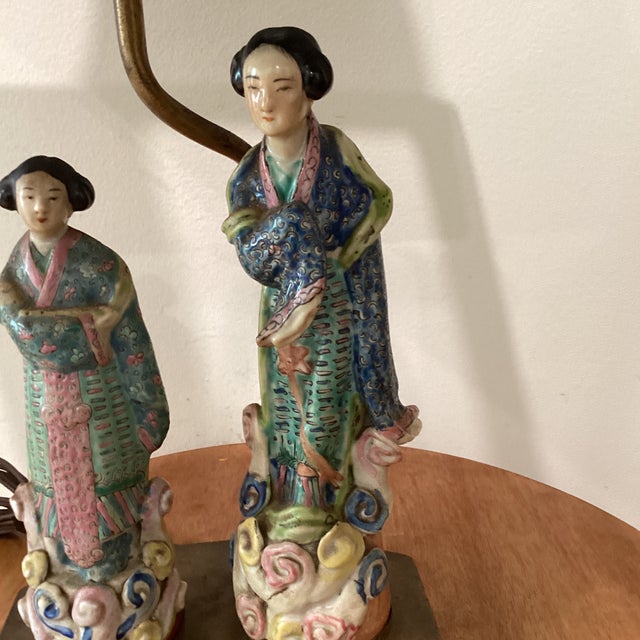 Mid 20th Century Mid 20th Century Chinoiserie Porcelain Figural Table Lamp on Brass Base in Famille Rose Palette For Sale - Image 5 of 12