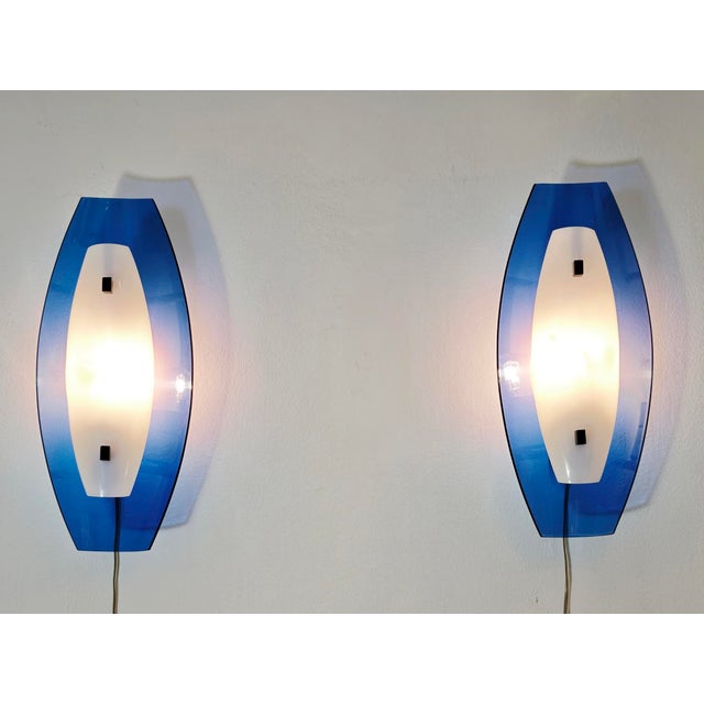 Mid-Century Modern Blue and White Acrylic Glass Wall Lamps, Italy, 1970s, Set of 2 For Sale - Image 13 of 18