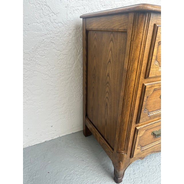 French Provincial Late 20th Century Baker Furniture French Burl Wood Top Seven Draw Dresser For Sale - Image 3 of 9