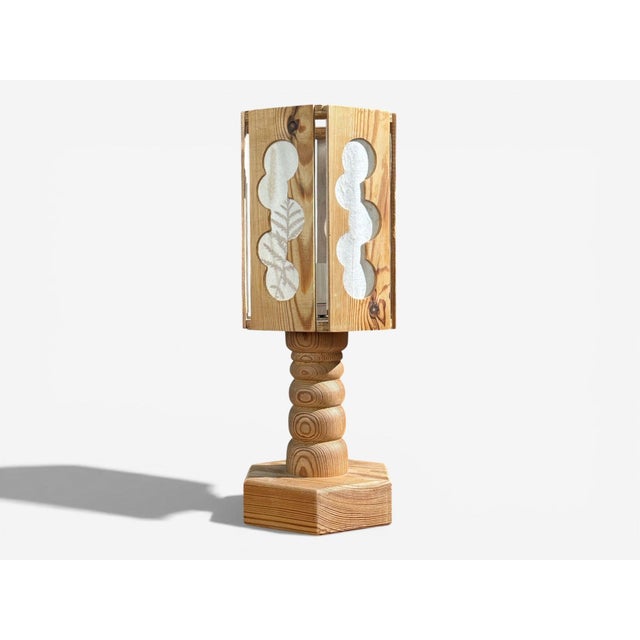 Swedish Mid-Century Modern, Table Lamp, Pine, Fabric, Sweden, 1940s A wooden table lamp designed and produced in Sweden c....