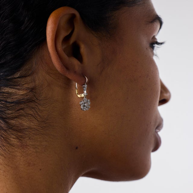 These graceful Edwardian style diamond drop earrings bring together antique-inspired charm, delicate sparkle, and refined...