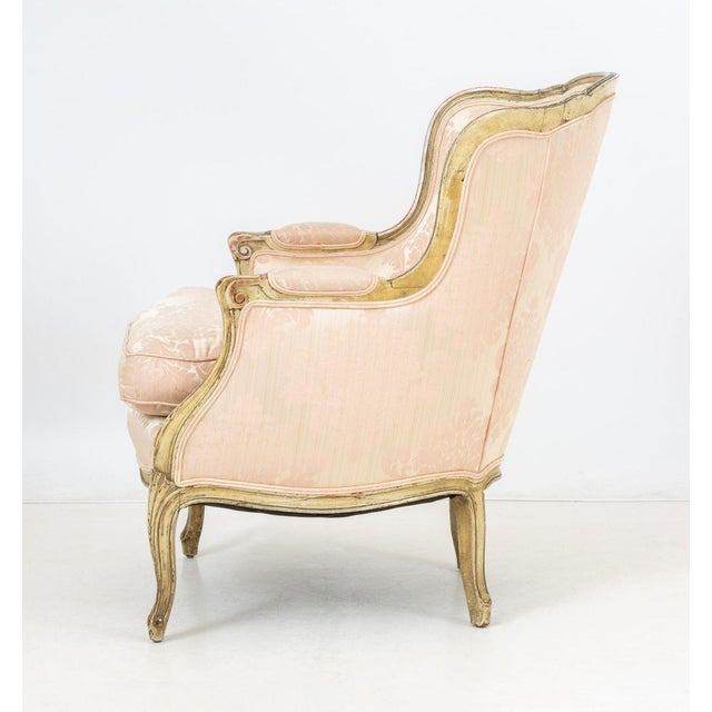 Louis XV Style Pink Silk Damask Bergere For Sale In New York - Image 6 of 7