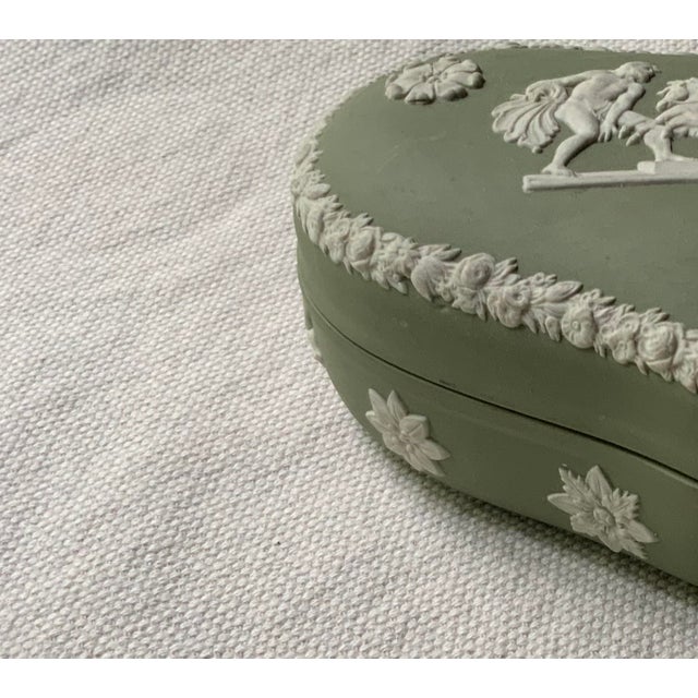 English 1950s Wedgwood Green Jasperware Heart Box For Sale - Image 3 of 12