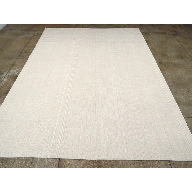 Galerie Shabab Collection Mid-20th Century Handmade Turkish Flat-Weave Kilim Room Size Carpet For Sale - Image 4 of 10