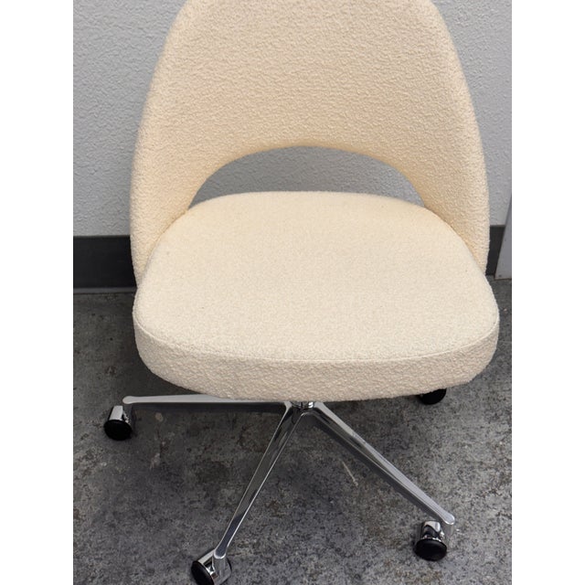 Eero Saarinen for Knoll Executive Office Chair, Pearl Boucle For Sale In San Francisco - Image 6 of 12