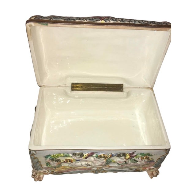 Very Large Antique Capodimonte Hinged Jewelry Casket/Box With Raised Cherubs For Sale In Philadelphia - Image 6 of 9