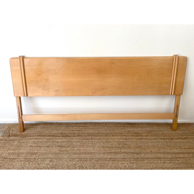 1940s Vintage Heywood Wakefield Airflow Style King Headboard Footboard Bed Frame Wheat Mid Century Modern Art Deco Style For Sale - Image 5 of 18