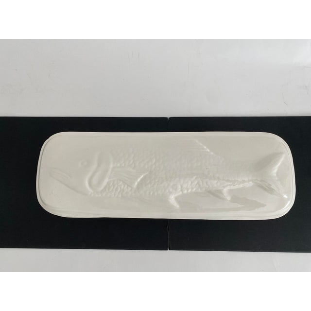 Mid 20th Century Vintage El Camino California Pottery White Ceramic Embossed Fish Casserole For Sale - Image 5 of 6
