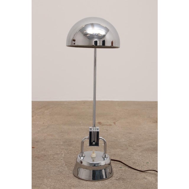 The 600 desk lamp by the French manufacturer JUMO is one of Charlotte Perriand's most famous lamp designs. Designed in...