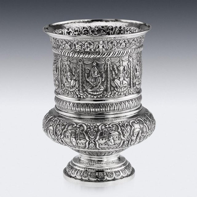 Antique 20th Century Indian Calcutta Silver Repoussé Vase from Dass & Dutt, 1900s For Sale - Image 4 of 18