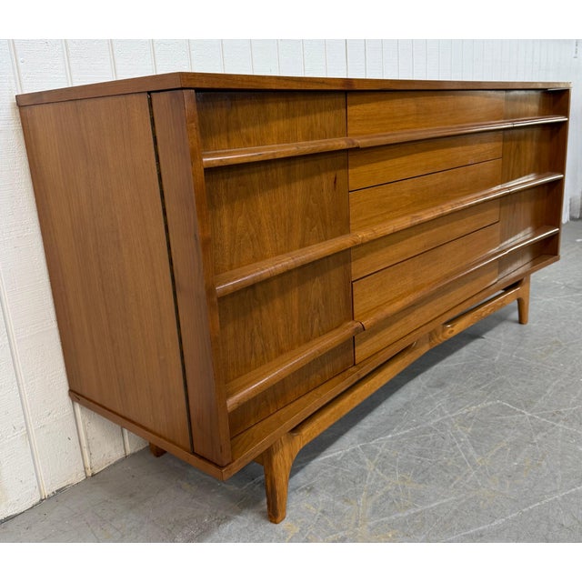 Young Manufacturing Mid-Century Modern Young Manufacturing Walnut Sideboard For Sale - Image 4 of 9