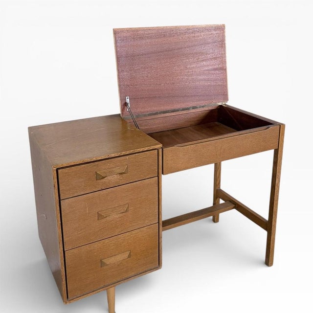 Vintage Oak Dressing Table from Stag For Sale - Image 6 of 7
