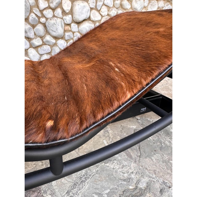 LC4 Chaise Lounge in Cowhide Leather and Black Steel by Le Corbusier, Perriand & Jeanneret for Cassina, 1970s For Sale - Image 10 of 18