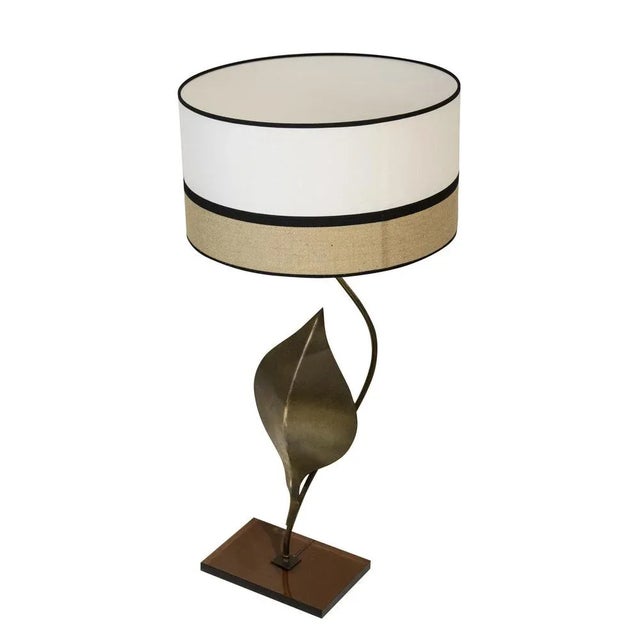 A Mid-Century France table lamp composed of a foot made of curved chromed steel and a leaf decoration. The base is made of...