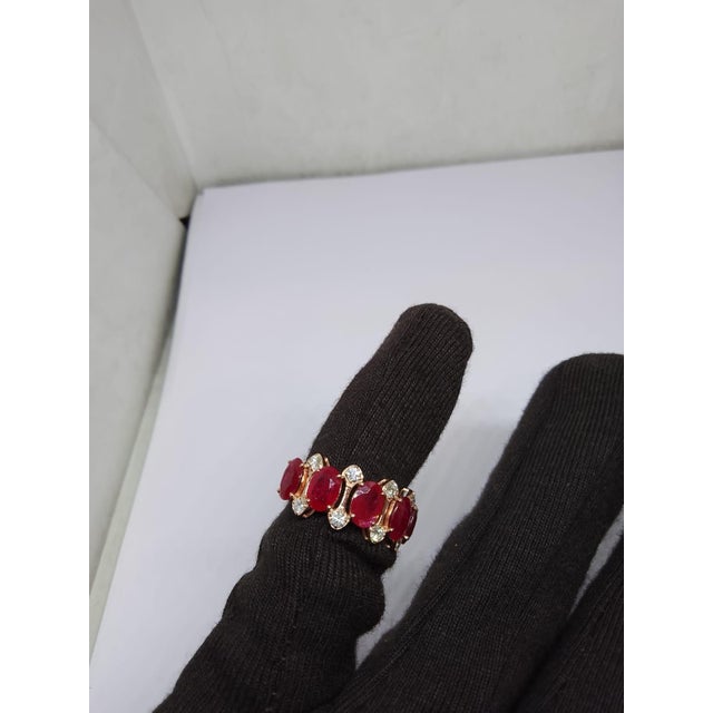 Modern Natural Ruby 4.15cts & Diamond 0.45cts Ring in 14k Gold For Sale - Image 3 of 8