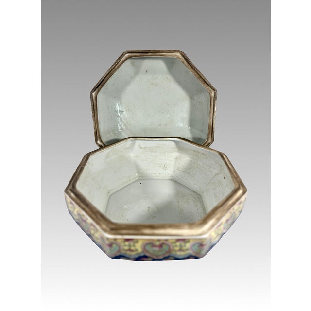 Blue Antique Chinese Blue & White Porcelain Covered Serving Container (Storage / Gift Box) With Auspicious Cranes and Bats For Sale - Image 8 of 12