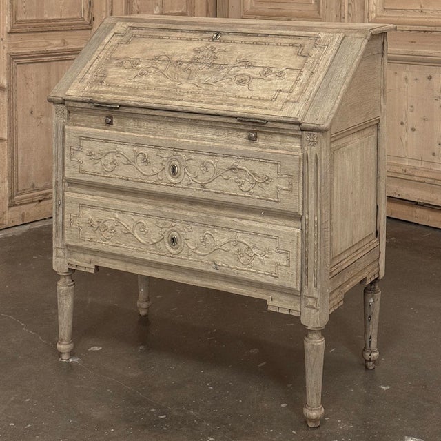 18th Century French Louis XVI Secretary Desk in Stripped Oak For Sale - Image 4 of 18