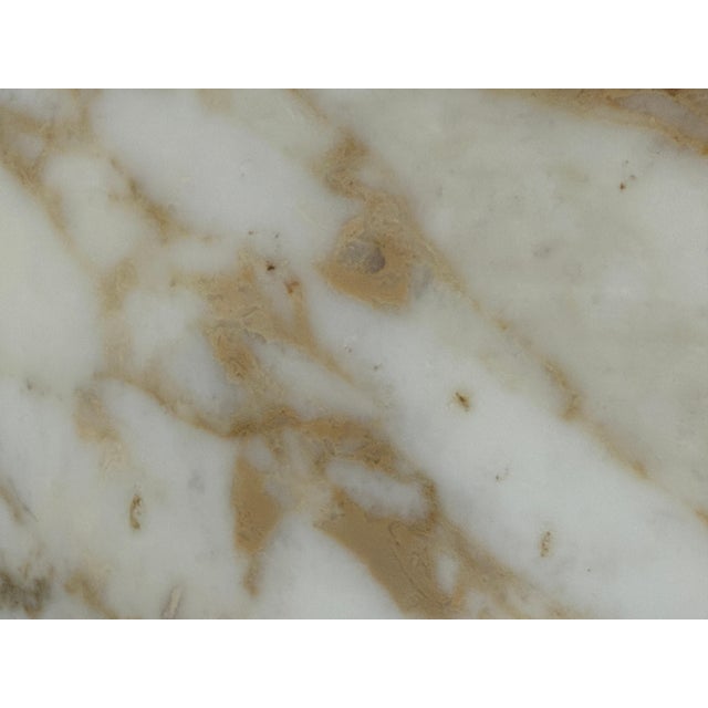 A classic design by Eero Saarinen for Knoll, this Tulip Pedestal table features a white marble top with a black base. It’s...