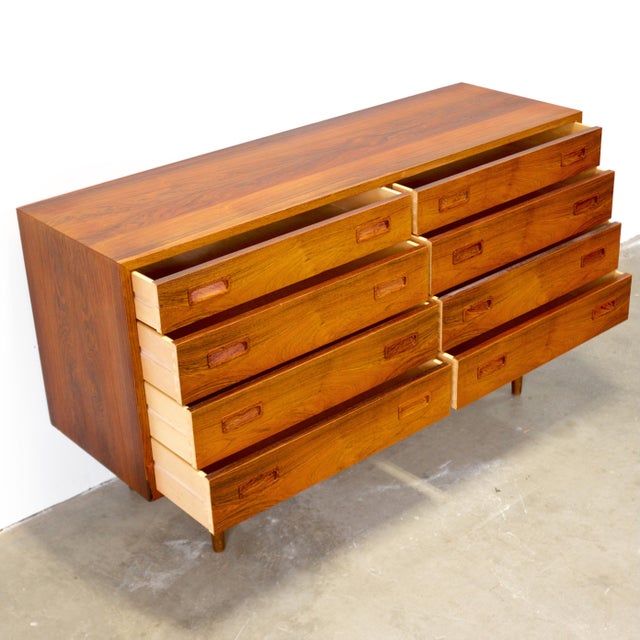 Mid-Century Modern Hundevad & Co. Rosewood Model Hu 40/16 Low Dresser Designed by Carlo Jensen For Sale - Image 3 of 11