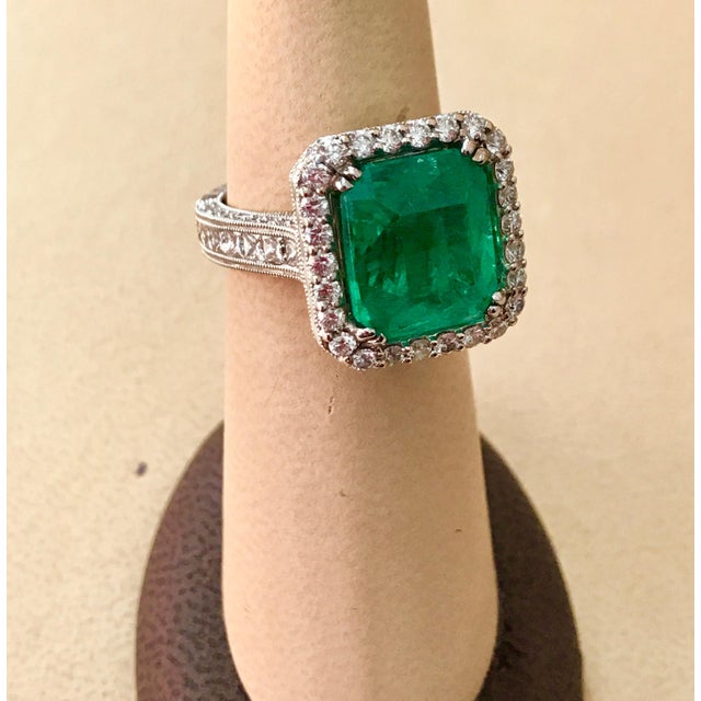 8 Carat Emerald Cut Colombian Emerald and Diamond 18 Karat Gold Ring Estate For Sale In New York - Image 6 of 18