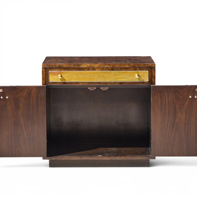 Brown Bernhard Rohne for Mastercraft Mid Century Burlwood and Acid Etched Brass Nightstands - Pair For Sale - Image 8 of 13