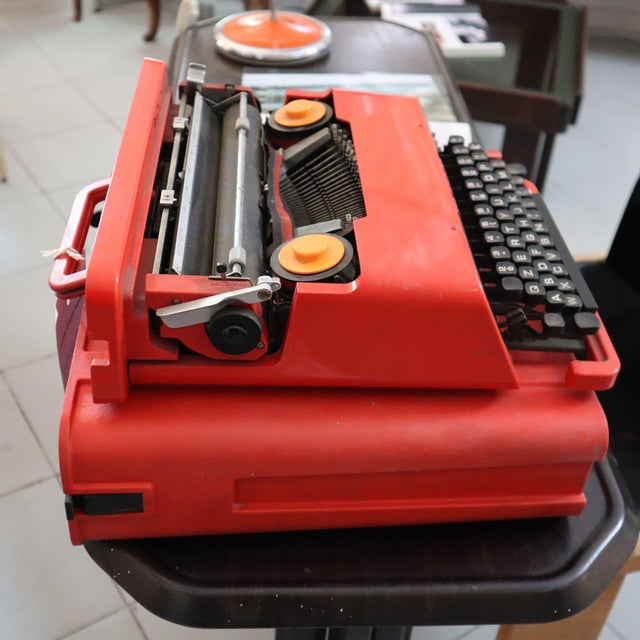The Olivetti Valentine typewriter, created by Ettore Sottsass in the 1960s and 1970s, is one of the icons of Italian...