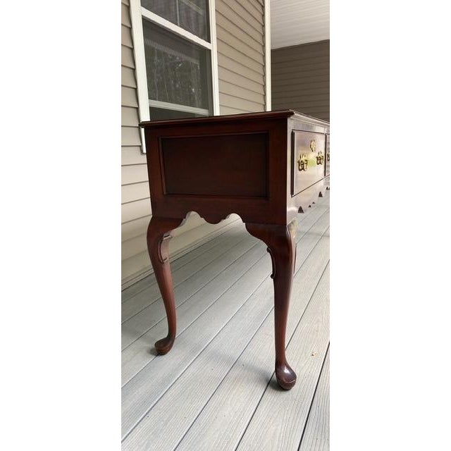 Mid-Century Modern Vintage Kindel Mahogany Queen Anne 3-Drawer Sideboard W/Keys For Sale - Image 3 of 18