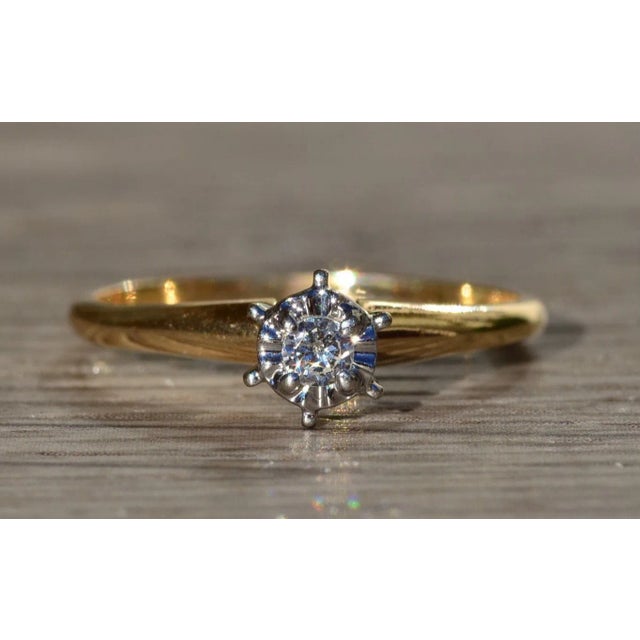 Contemporary The Galewood: Ladies 14K Solitaire Engagement Ring For Sale - Image 3 of 10