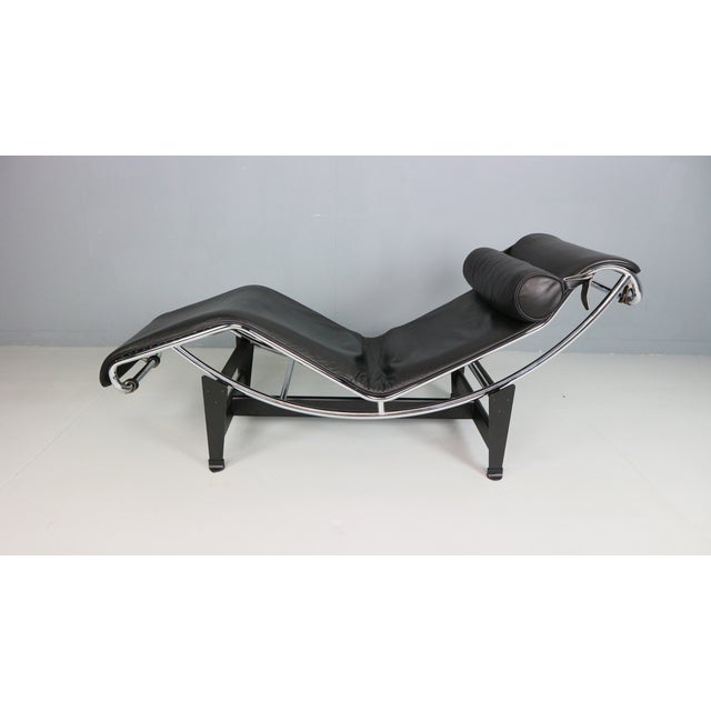 Mid-Century Modern White Leather LC4 Chaise Longue by Le Corbusier for Cassina, 1980s For Sale - Image 3 of 18
