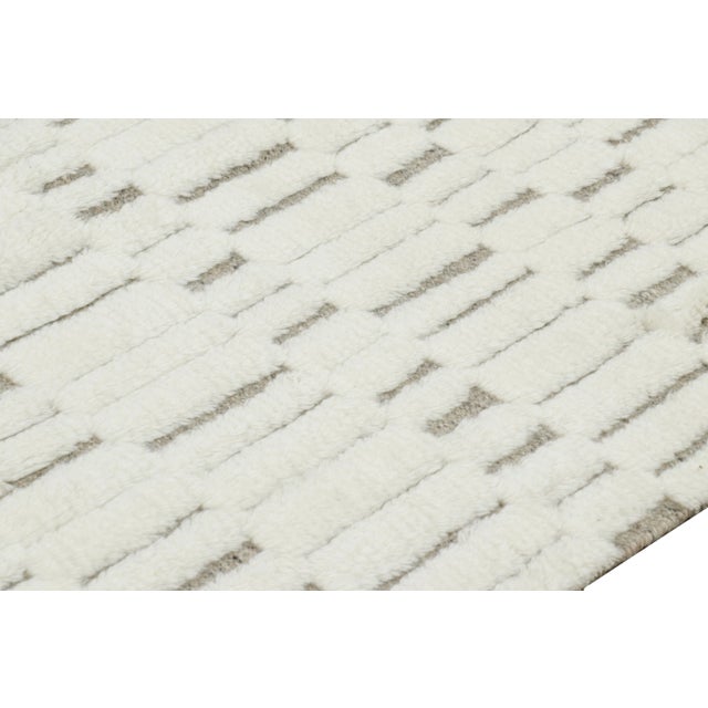 Rug & Kilim’s Contemporary Rug in White With High-Low Geometric Patterns For Sale In New York - Image 6 of 7