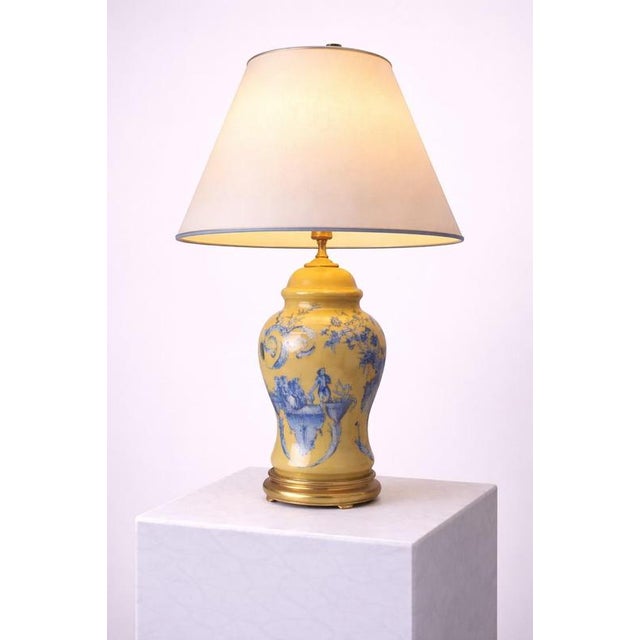 Italian Yellow Glazed Porcelain Table Lamp with Blue Rococo Motif, 1950s For Sale - Image 4 of 10